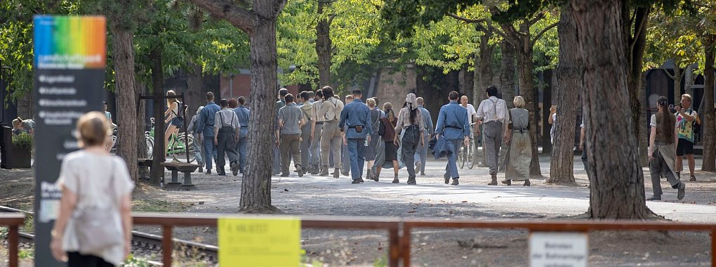 Die Produktion für die Serie «Euphorie» sucht über 3000 Komparsen und Kleindarsteller. - © Christoph Reichwein/dpa
