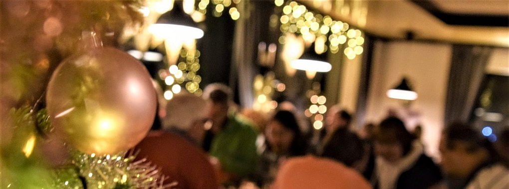Vollbesetztes Haus: Rund 60 bedürftige Menschen waren zum Weihnachtsdinner im Berghof Stork erschienen. - © Greta Wiedemeier