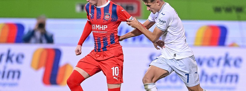 Der 1. FC Heidenheim um Paul Wanner (l) und die TSG 1899 Hoffenheim um Tom Bischof (r) kamen erst nach der Pause offensiv in Schwung. - © Harry Langer/dpa