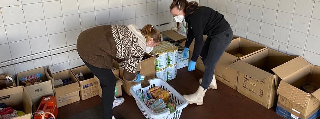 Cindy Bögel (links im Bild) und ihre Kollegin Monika Obecna sortieren erste Spenden für die Ukraine. - © Cindy Bögel