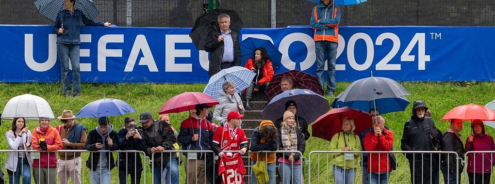 Zuschauer verfolgen bei Regen das Trainings der schottischen Nationalmannschaft in Garmisch Partenkirchen. - &copy; Peter Kneffel/dpa
