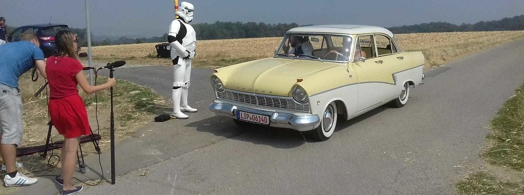Hinter den Kulissen: Stoppelfeld, Stormtrooper und ein Ford Taunus, Baujahr 1960. Eine Spannende Mischung. - © Peter Rüger