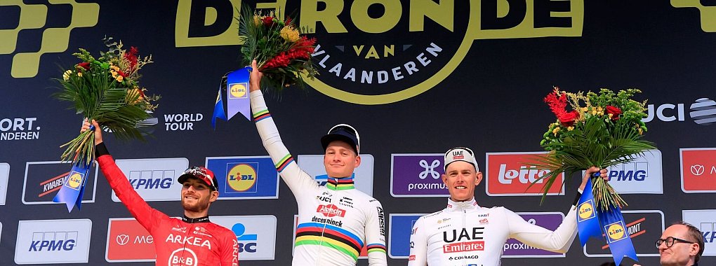 Der Erstplatzierte Mathieu van der Poel (M) aus den Niederlanden feiert auf dem Podium mit dem Zweitplatzierten Luca Mozzato (l) aus Italien und Nils Politt. - © Geert Vanden Wijngaert/AP/dpa