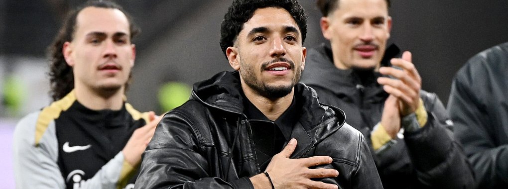 Omar Marmoush (2vl) vor der Frankfurter Kurve. - © Arne Dedert/dpa