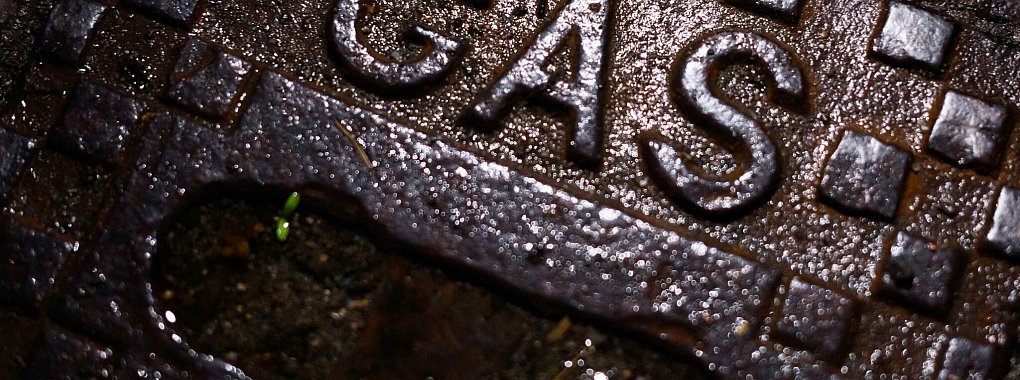 Gasgeruch ernst nehmen: Bei einem Gasleck sofort lüften, das Gas abstellen und das Gebäude verlassen, um dann draußen Hilfe zu rufen. - © Julian Stratenschulte/dpa/dpa-tmn
