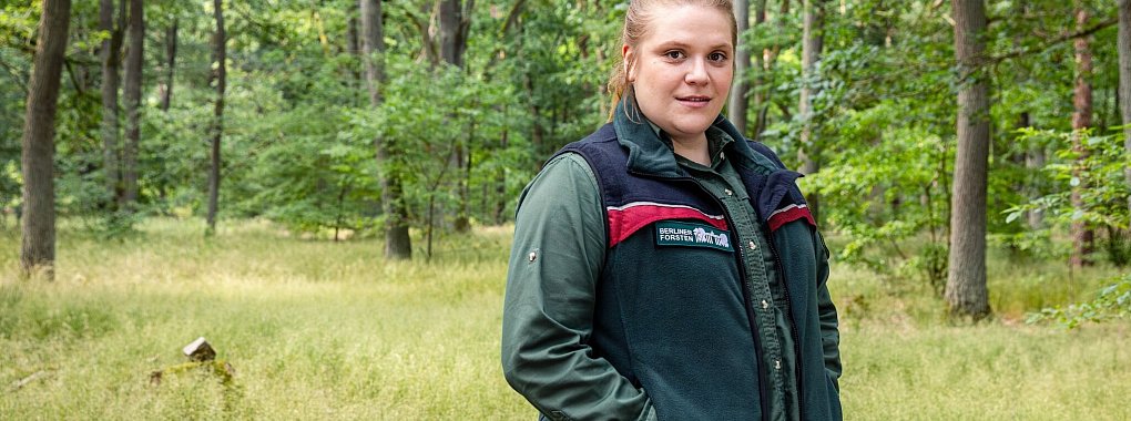 Jana Doussière (Stefanie Reinsperger) ist die Großstadtförsterin. - © Maor Waisburd/rbb/ARD/dpa