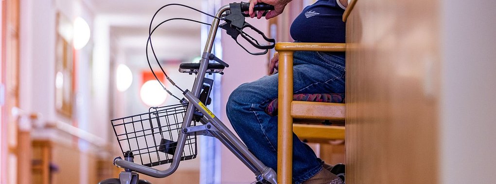 Wurde der Pflegeheimplatz vom Betreiber gekündigt, können sich Betroffene wehren. Verbraucherzentralen oder einem Fachanwalt bieten juristischen Beistand. - © Jens Büttner/dpa/dpa-tmn