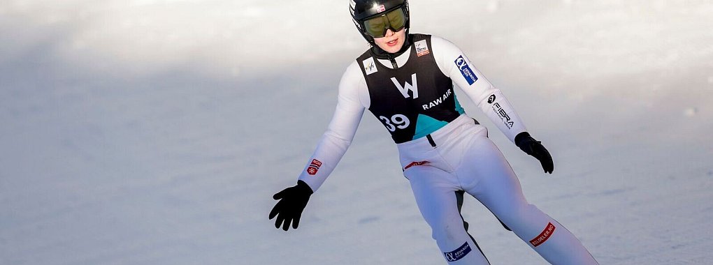 Die Norwegerin Anna Odine Ström springt am Holmenkollen auf das Podest. - © Terje Bendiksby/NTB/dpa