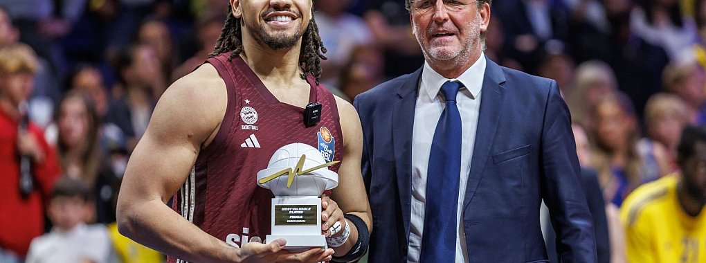 BBL-Geschäftsführer Stefan Holz (r) verteidigt die Liga mit 17 Clubs. - © Andreas Gora/dpa