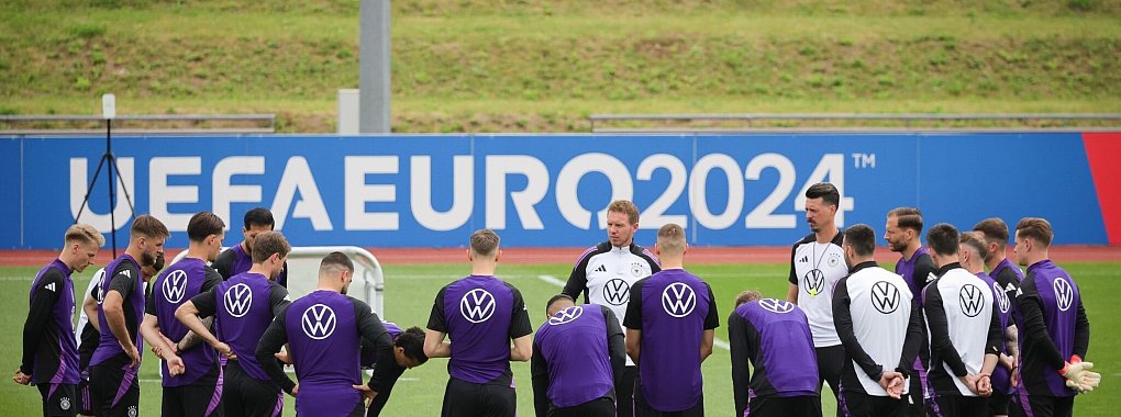 Bundestrainer Julian Nagelsmann (M) bereitet sein Team auf das EM-Spiel gegen die Schweiz vor. - &copy; Christian Charisius/dpa