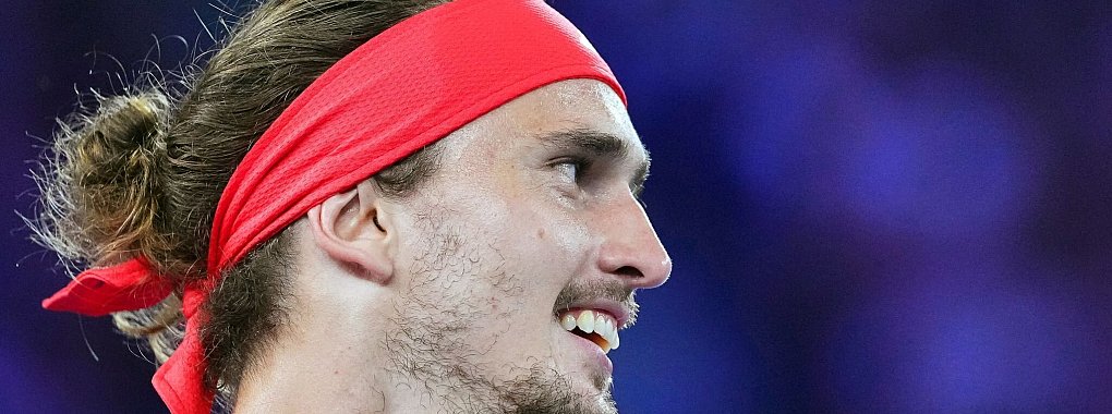 Alexander Zverev geht mit guter Laune in die Australian Open. - © Vincent Thian/AP/dpa