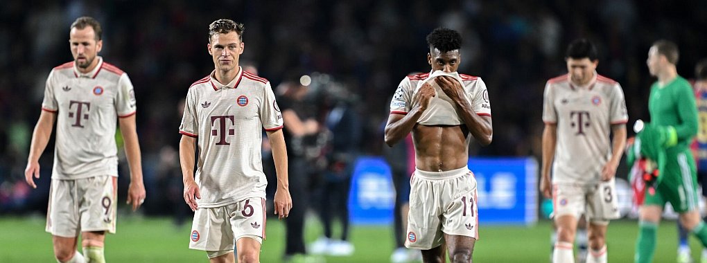 Ende eines Frust-Abends: Die Bayern-Verlierer um Joshua Kimmich (2.v.l.). - © Sven Hoppe/dpa