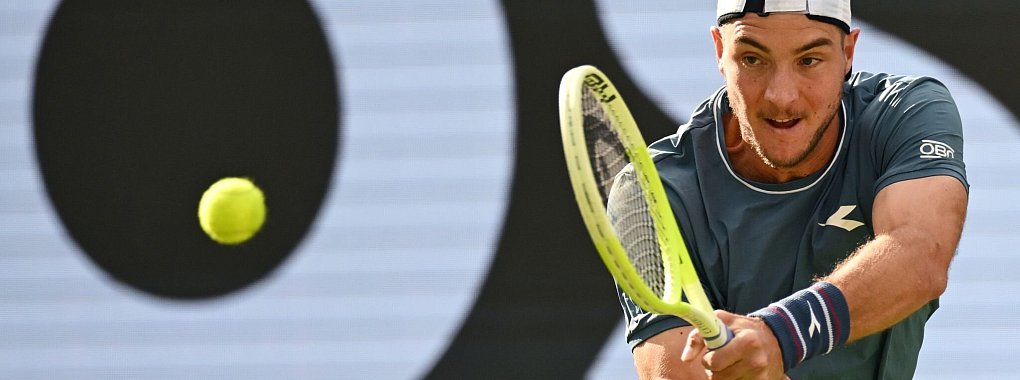 Setzte sich gegen den Italiener Flavio Cobolli mit 7:6 (9:7), 6:3 durch: Jan-Lennard Struff. - &copy; Marijan Murat/dpa