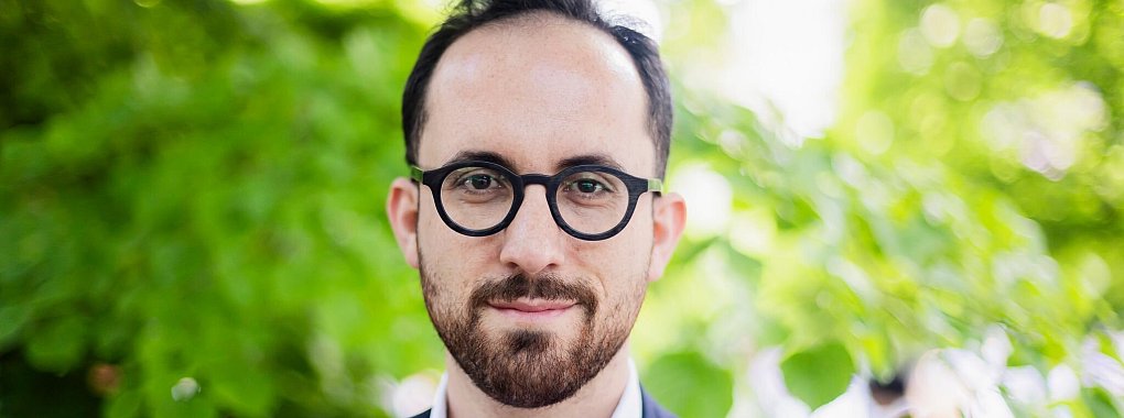 Igor Levit liebt das Klavier, hadert aber mit dem Reisen. - © Christoph Soeder/dpa