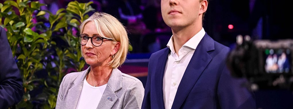 Witwe Heidi Beckenbauer und Sohn Joel sorgten für einen emotionalen Moment in der Halle. - © Harry Langer/dpa