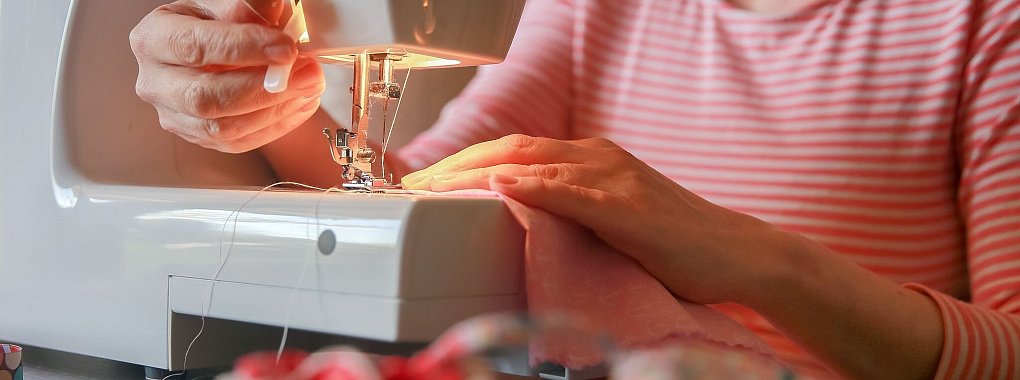Anfänger oder Profi? Entscheidend bei der Wahl einer Nähmaschine ist die Frage, welche Funktionen sie haben soll. - © Mascha Brichta/dpa-tmn
