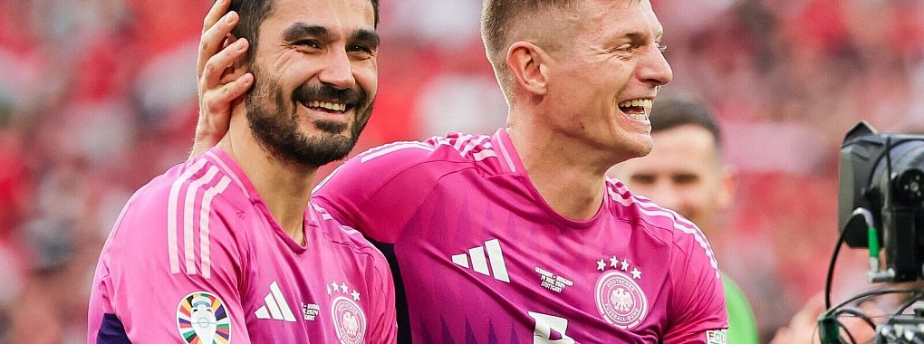 Ilkay Gündogan (l) und Toni Kroos jubeln nach dem Abpfiff. - © Christian Charisius/dpa