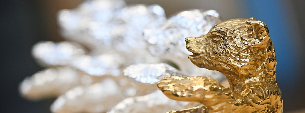 Hat so manchem Skandal die Tatzen gezeigt: der Berlinale-Bär. - © Sebastian Gollnow/dpa