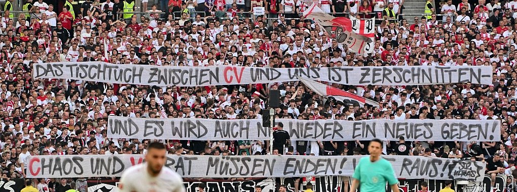 Stuttgarter Fans halten Banner mit Parolen gegen die Vereinsf&uuml;hrung hoch. - &copy; Jan-Philipp Strobel/dpa