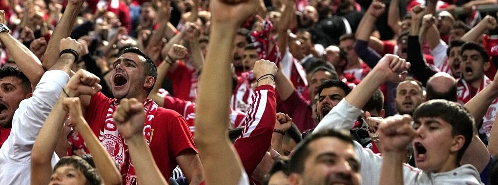 Die Fans von Olympiakos Pir&auml;us jubeln im Georgios-Karaiskakis-Stadion. - &copy; Thanassis Stavrakis/AP/dpa