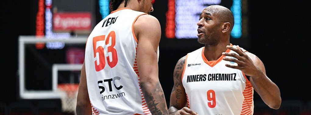 Die Chemnitzer Kevin Yebo (l) und DeAndre Lansdowne unterhalten sich auf dem Feld. - &copy; Hendrik Schmidt/dpa/Archivbild