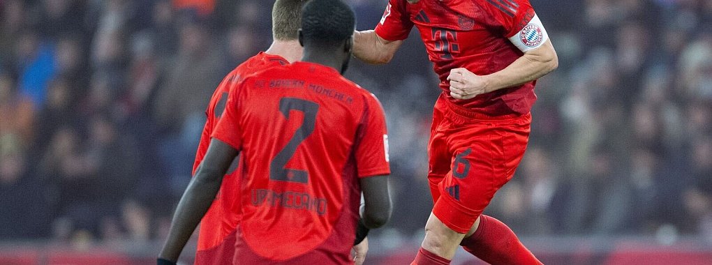 Joshua Kimmich (r) jubelt nach seinem Tor zum 5:0. - © Sven Hoppe/dpa