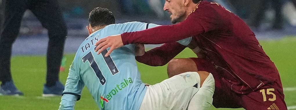 Aufreger im Römer Derby: Mats Hummels (r) und sein Gegenspieler Taty Castellanos. - © Alessandra Tarantino/AP/dpa