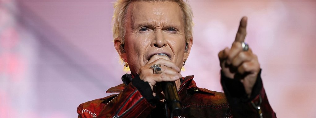 Der britische Sänger Billy Idol startete in den USA richtig durch. - © Ginnette Riquelme/AP/dpa