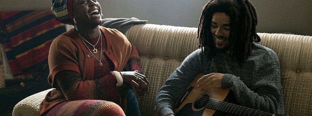 Lashana Lynch als Rita Marley und Kingsley Ben-Adir als Bob Marley in einer Szene des Films &laquo;Bob Marley: One Love&raquo;. - &copy; Chiabella James/Paramount Pictures Germany/dpa
