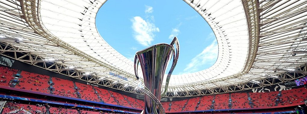 Das große Ziel für den FC Bayern und den VfL Wolfsburg: Der Champions-League-Pokal der Frauen. - © Alvaro Barrientos/AP/dpa