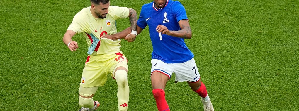 Michael Olise tr&auml;gt beim FC Bayern die 17. - &copy; Vadim Ghirda/AP/dpa
