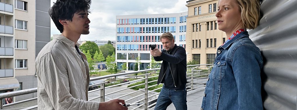 Försterin Saskia Bergelt und Kommissar Robert Winkler sind in der neuen Folge in Chemnitz. - © Hardy Spitz/ZDF/dpa