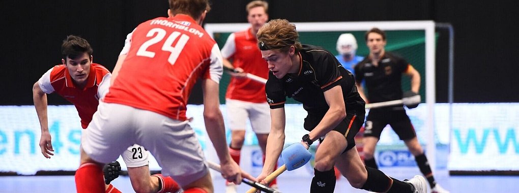 Deustchlands Michel Struthoff (M) versucht an &Ouml;sterreichs Fabian Unterkircher und Leon Th&ouml;rnblom vorbei zu kommen. - &copy; Gregor Fischer/dpa