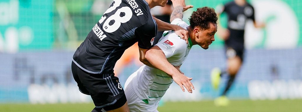 Hamburgs Miro Muheim (l) bringt den F&uuml;rther Armindo Sieb zu Fall. - &copy; Heiko Becker/dpa