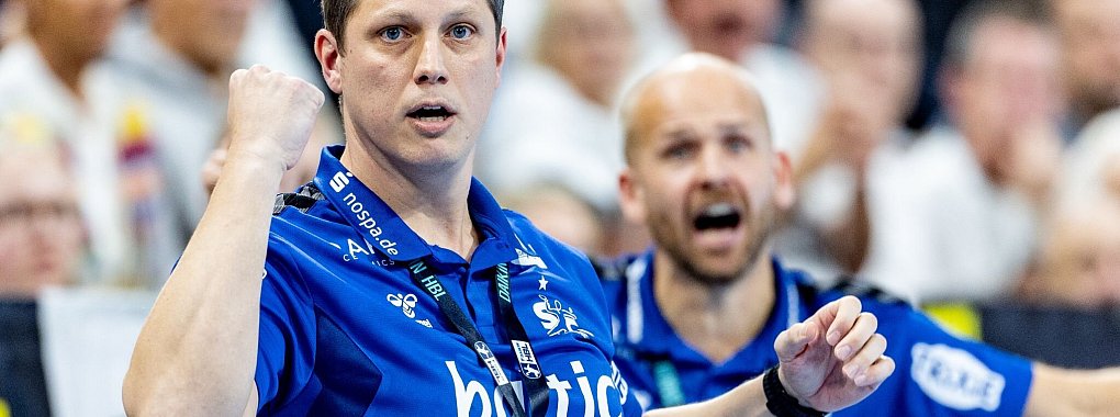 Trainer Nicolej Krickau und die SG Flensburg-Handewitt feierten einen klaren Heimsieg. - © Axel Heimken/dpa