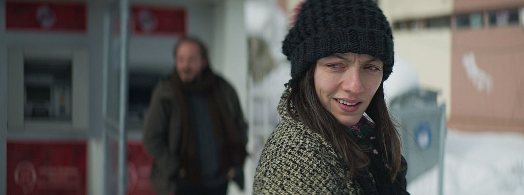 Nuray (Merve Dizdar) ist in &laquo;Auf trockenen Gr&auml;sern&raquo; eine politische Lehrerin, die Opfer eines Anschlags wurde. - &copy; Nuri Bilge Ceylan/eksystent Filmverleih/dpa