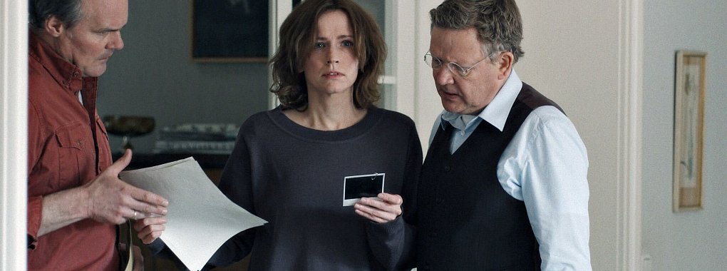 Polizist Vera (Yorck Dippe, li.) und Rechtsanwalt Schwenn (Justus von Dohn&aacute;nyi, re.) teilen die Sorge Ann Kathrin Scheerers (Adina Vetter, Mi.). - &copy; Julian Krubasik/NDR/ARTE/dpa