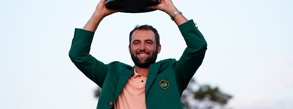 Scottie Scheffler h&auml;lt die Troph&auml;e nach seinem Sieg. - &copy; Matt Slocum/AP/dpa