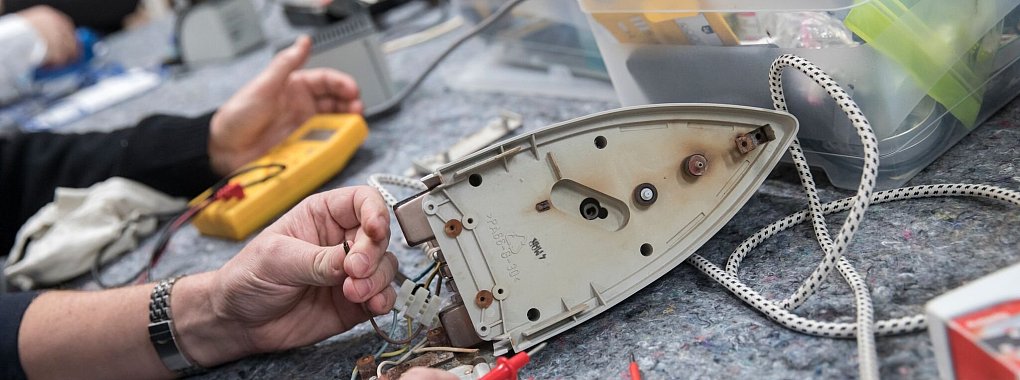 Haushaltsgeräte reparieren statt wegwerfen: Fehlersuche und Reparatur in einem Repair-Cafe können sich lohnen. - © Florian Schuh/dpa-tmn
