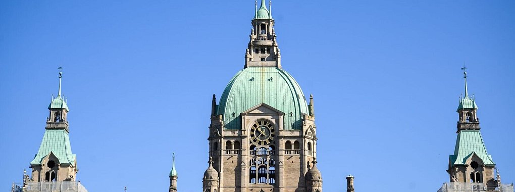 Das Neue Rathaus in Hannover: Alexandru Bulucz wurde mit dem Hölty-Preis für Lyrik ausgezeichnet. (Symbolbild) - © Julian Stratenschulte/dpa