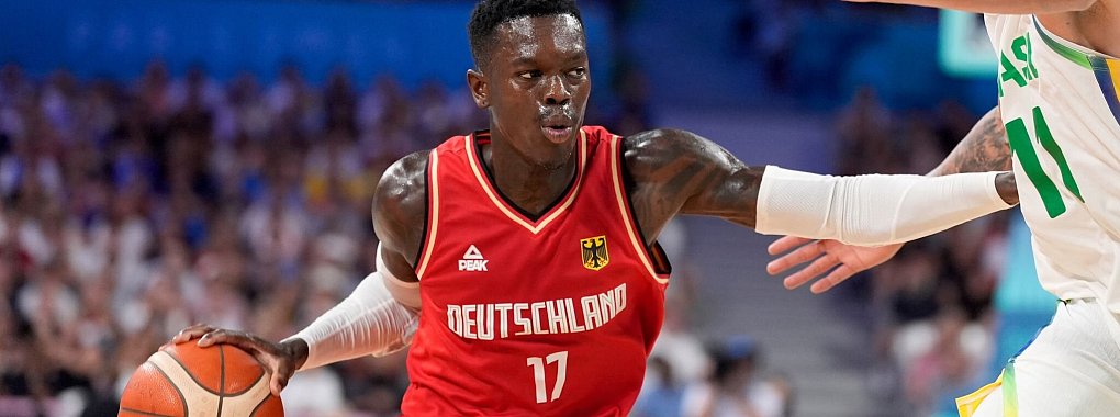 Dennis Schröder freut sich auf eine ganz besondere Stimmung in Lille. - © Michael Conroy/AP/dpa