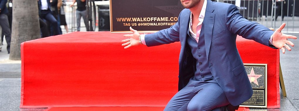 Chris Hemsworth mit seinem Stern auf dem Hollywood Walk of Fame. - &copy; Jordan Strauss/Invision/AP/dpa