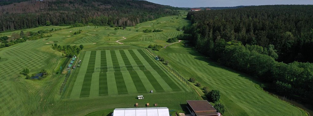 Fast alle DFB-&Uuml;bungseinheiten finden auf einem Trainingsplatz unweit des Golf-Hotels Weimarer Land statt, der f&uuml;r die EM hergerichtet wurde. - &copy; Martin Schutt/dpa