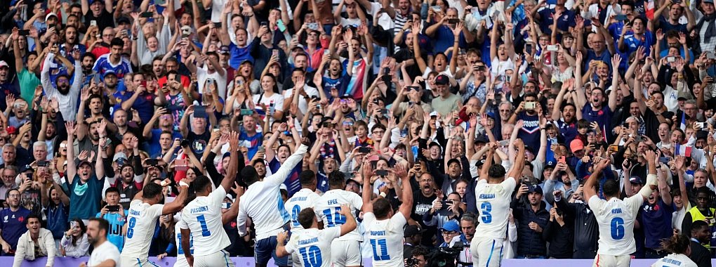 Frankreichs Rugby-Spieler feiern mit ihren Fans die Goldmedaille. - &copy; Tsvangirayi Mukwazhi/AP/dpa