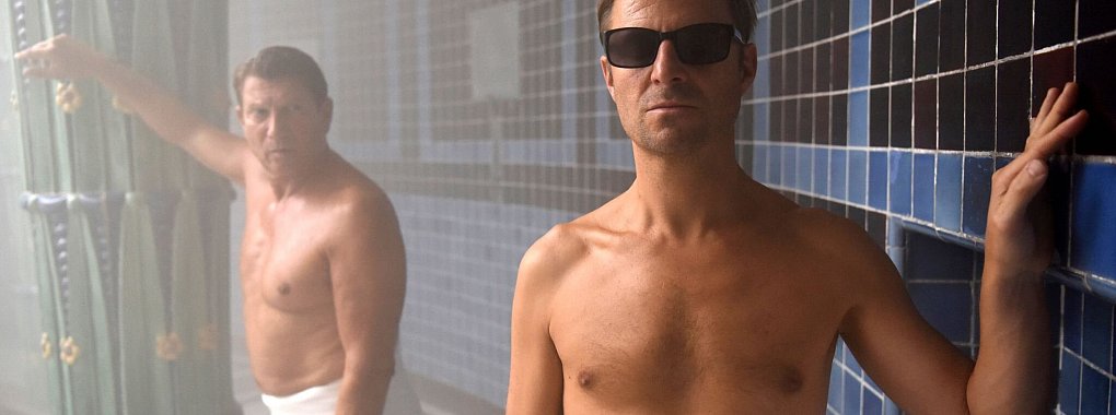 Der Verd&auml;chtige Nusser (Wolfgang &laquo;Fifi&raquo; Pissecker, l) beobachtet Alexander Haller (Philipp Hochmair) im Dampfbad. - &copy; Hubert Mican/Mona Film/Tivoli Film/ARD Degeto /dpa
