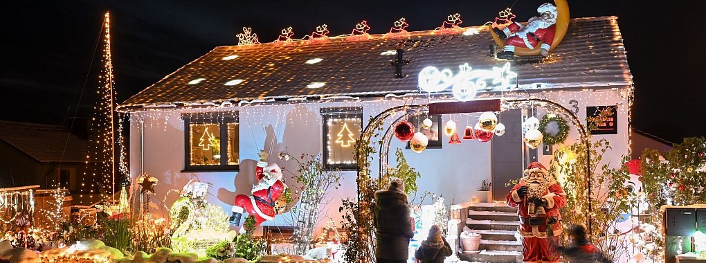 Hell beleuchtet: Innerhalb der eigenen Wohnung ist Deko frei gestaltbar, aber draußen gelten Regeln. - © Uwe Zucchi/dpa/dpa-tmn