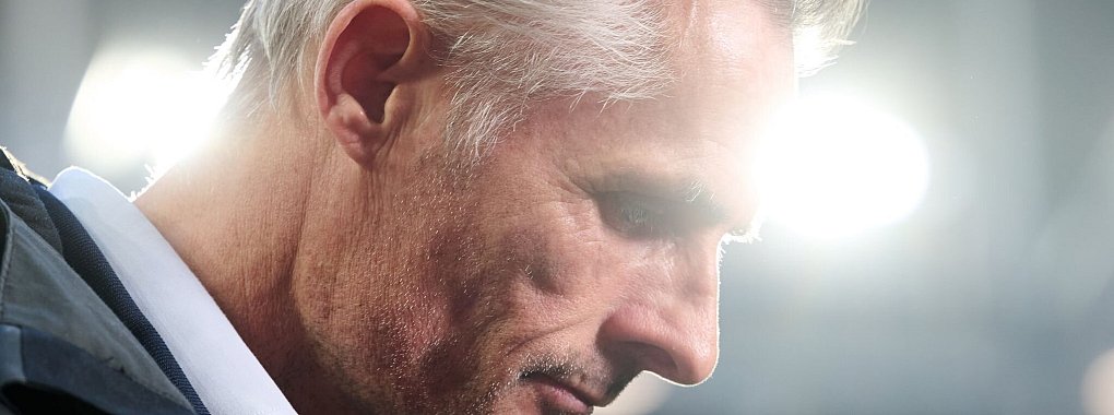 Zweifelt am Rückhalt des Vereins: Schalke-Trainer Kees van Wonderen. - © Bernd Thissen/dpa