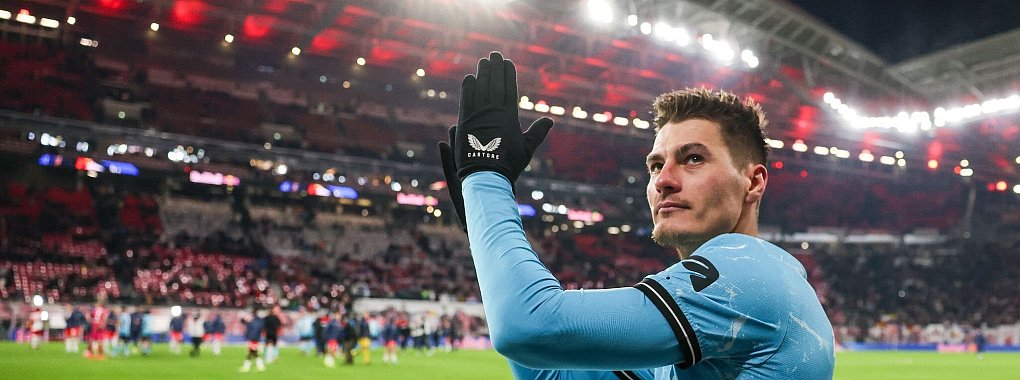 Leverkusens Spieler Patrik Schick bedankt sich bei den Fans. - © Jan Woitas/dpa