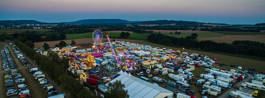 Das Wilbasen-Gelände vor den Toren Blombergs im Kreis Lippe liegt völlig frei auf einer Wiese entlang einer Schnellstraße. - © Kreis Lippe