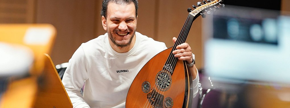 Von der Stra&szlig;e auf die B&uuml;hne: Hesham Hamra, ein syrischer Musiker, spielt in der Staatsphilharmonie Rheinland-Pfalz das Saiteninstrument Oud. - &copy; Uwe Anspach/dpa